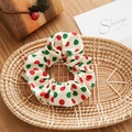 Dettaglio dell'elastico per capelli a pois in un cesto di vimini su tavolo di legno - Stile di base / Pois di Natale