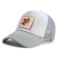 Mesh trucker pet met esdoornblad print en ademende achterkant voor sporten - Volwassene / Broken Wit
