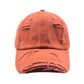 Détail de la casquette orange avec bord effiloché et style rétro aux finitions déchirées - Orange