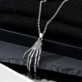 Collier avec pendentif main de squelette gothique punk en argent sur fond pierre noire - Collier Main de Squelette