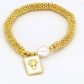 Dettaglio di un bracciale bohémien a perline dorate con perla bianca e ciondolo smaltato quadrato - Stile Rilievo Ragazzina (03#)