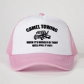Roze en witte trucker pet met zwarte Camel Towing opdruk en verstelbaar gaasontwerp - Roze