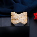 Dettaglio dell'anello a fascia larga incrociata placcato oro con zirconi bianchi incastonati - Base Oro con Pietre Bianche / Oro