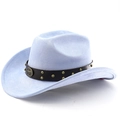 Détail d'un chapeau de cowboy bleu clair avec badge de taureau en métal et ceinture cloutée - M (56-58cm) / Bleu ciel clair