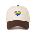 Primo piano dettagliato del ricamo a cuore arcobaleno su un berretto vintage a 5 pannelli - caffè