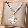 Minimalistische zilveren zonnebloem hanger ketting met parel op een bruin sieradendoosje - Zilveren Zon Parel Hanger Figaro Ketting / Zilver