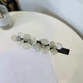 Fermaglio per capelli a fiori fatto a mano con petali in acetato e strass beige - Bianco latte