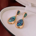 Boucles d'oreilles vintage dorées avec incrustation de nacre irisée bleue et verte - Boucles d'oreilles en coquillage irisé à double goutte d'or