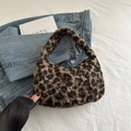 Bolso de hombro de felpa con estampado de leopardo sobre chaqueta vaquera retro - Marrón