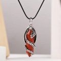 Détail du pendentif en pierre rouge à prisme hexagonal avec dragon argenté et cordon noir - Jaspe Rouge