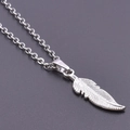 Collar con colgante de pluma minimalista en acero inoxidable plateado pulido - Collar de Plata