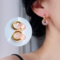 Nahaufnahme der 18k vergoldeten Ohrringe mit rosa lichtdurchlässigen Natursteinanhängern - Gold-Rosa