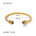 Detail van vergulde gedraaide armband met groene edelstenen en afmetingsparameters - 18K goud / Groene Zirkonia Gevlochten Stijl (HF-B5154)