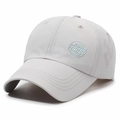 Gorra deportiva gris claro de secado rápido con bordado azul y orificios de ventilación - Ajustable / Gris claro