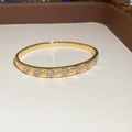 Détail du bracelet plaqué or avec texture martelée et incrustations de zircons étincelants - Style Zircon Martelé (6012643128197)