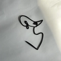 Dettaglio topper per torta con viso di donna in acrilico nero minimalista, arte lineare. - Piccolo Nero 4