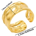 Vista detallada de anillo de acero dorado con textura y medidas de tamaño especificadas - Dorado