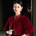 Detail eines roten Kunstpelz-Schals kombiniert mit einem Qipao für Winterhochzeiten - Burgunderrot