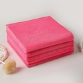 Set di 5 panni in microfibra rosa impilati su una superficie bianca decorata - Rosa