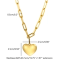 Dettaglio del ciondolo a cuore dorato con catena a graffetta e misure del prodotto - Collana a Cuore con Catena a Graffetta (N1926G)