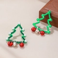 Dettaglio macro di orecchini ad albero di Natale con cristalli verdi, perle e campanelli - Albero di Natale (Strass Verde/Perla)