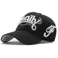 Schwarze Baseballkappe aus Baumwolle mit weißem Finally-Stickmotiv und gebogenem Schirm - Schwarz