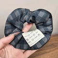 Chouchou à carreaux gris avec dentelle et étiquette de dessin animé pour queue de cheval - Étiquette en tissu à grands carreaux / Gris