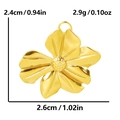 Detalle del colgante de flor dorada con medidas de 2,4cm por 2,6cm y un peso de 2,9g - Dorado