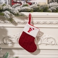 Calcetín de Navidad de punto rojo con puño blanco, letra F bordada y gorro de Papá Noel - Letra F