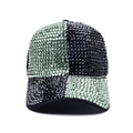 Détail d'une casquette de baseball avec sequins à carreaux verts et noirs et strass denses - Bloc de Couleur Vert et Noir