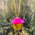 Rosa Cowboyhut und goldene Discokugel als Hängedekoration für den Autospiegel - Goldene Kugel Rosa Cowboyhut Schlüsselband-Stil (Anhänger 5)