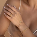 Dettaglio del bracciale anello dorato con una gemma verde in stile bohémien - Maggio Verde (Colore Smeraldo)