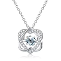 Collana in argento con ciondolo a due cuori intrecciati e cristalli lucidi su sfondo bianco - Argento 925 / Oro Bianco