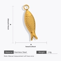 Gouden roestvrijstalen vis hanger met schubben textuur details en afmetingen - Karper Hanger Accessoire - Goud