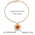Vue détaillée du collier plaqué or 18 carats avec pendentif pierre rouge ronde et infos. - Collier Rouge (HC-N40764-RD)