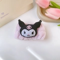 Dettaglio del cinturino in flanella rosa con ricamo Kuromi per lavaggio viso - Stile Coniglietto Diavolo Cartoon Singolo (49#) / Viola