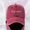 Gros plan sur la casquette de baseball vintage bordeaux brodée dog mom en blanc - Bordeaux