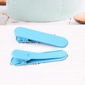 Dettaglio di fermagli per capelli blu in metallo laccato con finitura liscia candy - Blu scuro