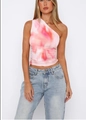 Roze tie-dye dames-T-shirt met één schouder en een slanke Y2K-stijl pasvorm - S / Roze Print