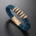 Detailansicht blaues geflochtenes Lederarmband mit goldener Magnetschließe und Metallanhänger - Retro Blau & Gold