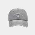 Dettaglio del ricamo California 1987 su un cappellino da baseball in cotone lavato vintage - Regolabile / Grigio