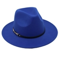 Λεπτομέρεια από έντονο μπλε καπέλο fedora με μαύρη δερμάτινη ζώνη και χρυσή μεταλλική αγκράφα - Ένα μέγεθος / Μπλε ζαφείρι