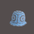 Handgefertigter Häkel-Fischerhut in Blau und Grau mit gewelltem Rand für Damen - M (56-58cm) / Himmelblauer Hut mit fünf Blumen