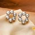 Minimalistische silberne Blumen-Ohrstecker mit Kugelperlen auf goldenem Seidenhintergrund - Silber