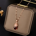 Collier Pixiu en or rose avec pierre rouge et zircons sur une boîte à bijoux - Pi Xiu (8826) / Or rose