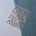 Détail macro de stickers ongles 5D avec motifs de paresseux et fleurs en relief - Série Paresseux (TS-193)