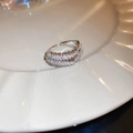 Detail van een zilveren dubbellaagse kruislingse open ring met glinsterende zirkonia - 20# Ring-Zilver