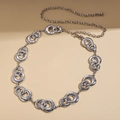 Detalle del cinturón de cadena con anillos plateados, pedrería y cierre de langosta - Plateado