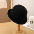 Détail d'un chapeau en feutre de laine noir sur un support en bois avec bord roulé classique - M (56-58cm) / Noir