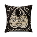 Makro-Detail des Halloween Ouija-Board Kissenbezugs aus Leinen mit As Above So Below - Ouija-Board-Design